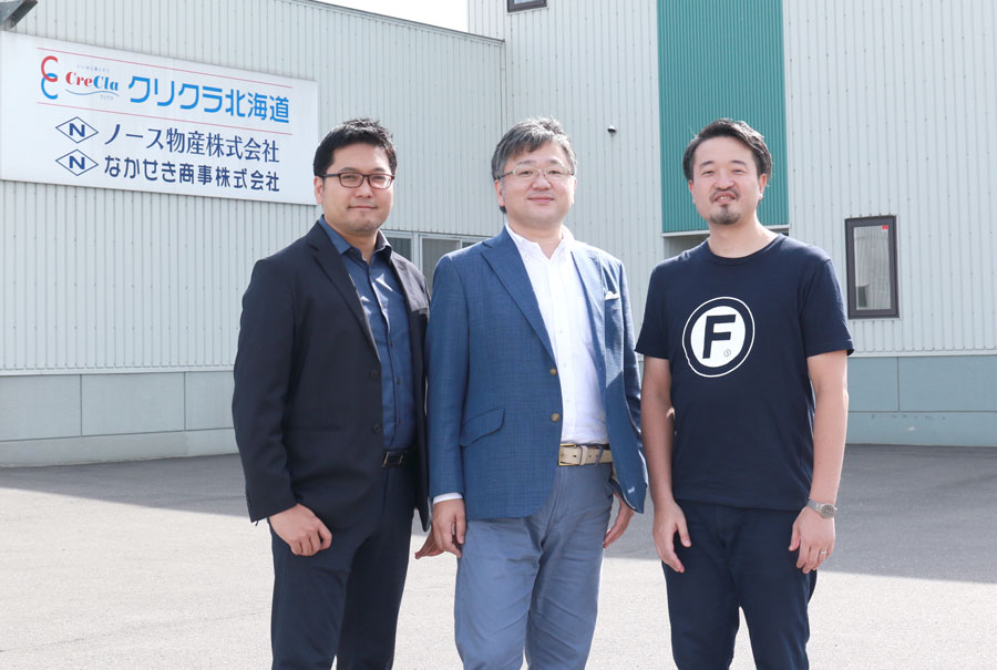 ノース物産株式会社の本社前にて