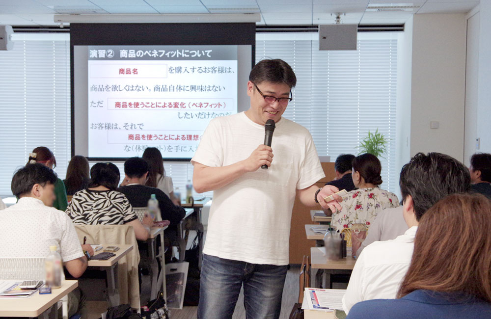参加者の近くまで来て質問の回答を求める吉村氏