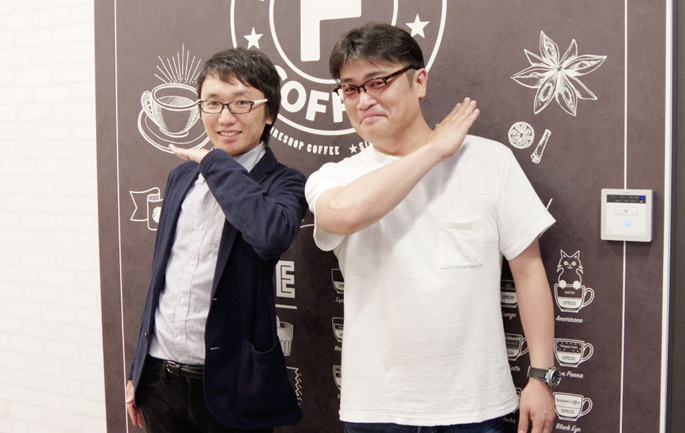 ポーズを取る八木と吉村氏