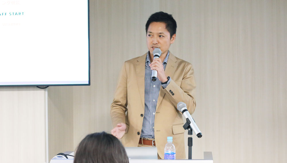 安原の登壇、1カット