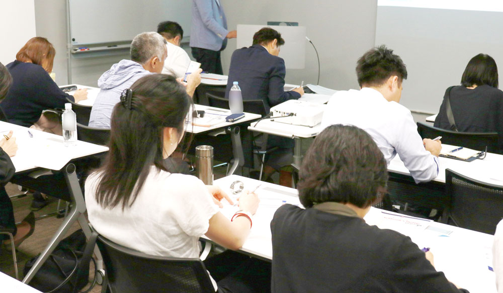 セミナー参加者がもくもくと混んて作成中