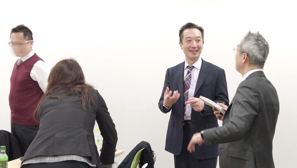 画像:参加者の質問に答える水上講師
