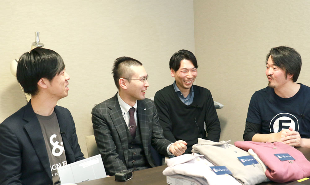 画像:3社で対談中